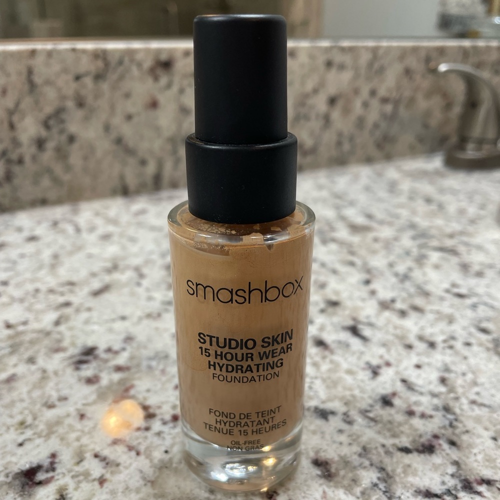 Smashbox Studio Skin 15 hour hydrating foundation, shade 2.1